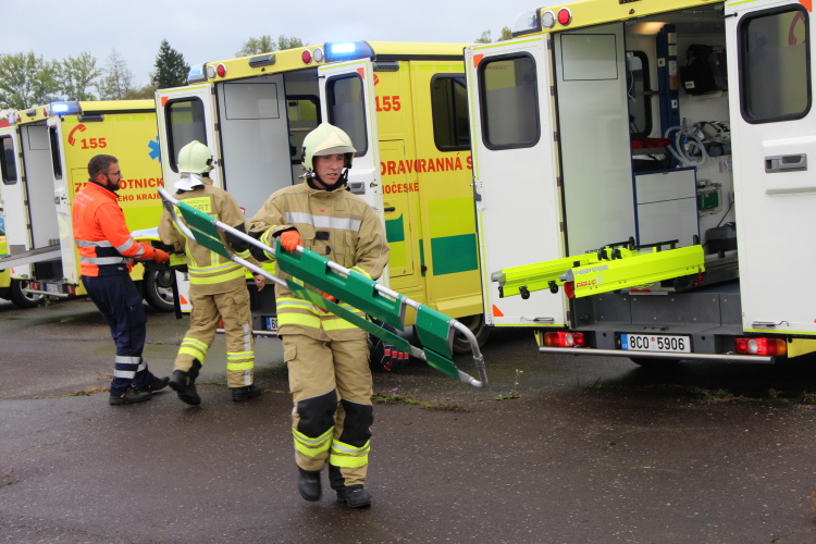 Sanitní vozidla a záchranáři na cvičném zásahu